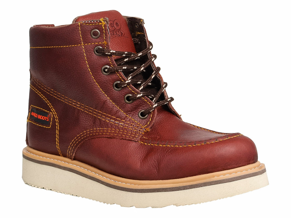 Bota de cuero color café con costuras contrastantes en amarillo y suela gruesa color beige.