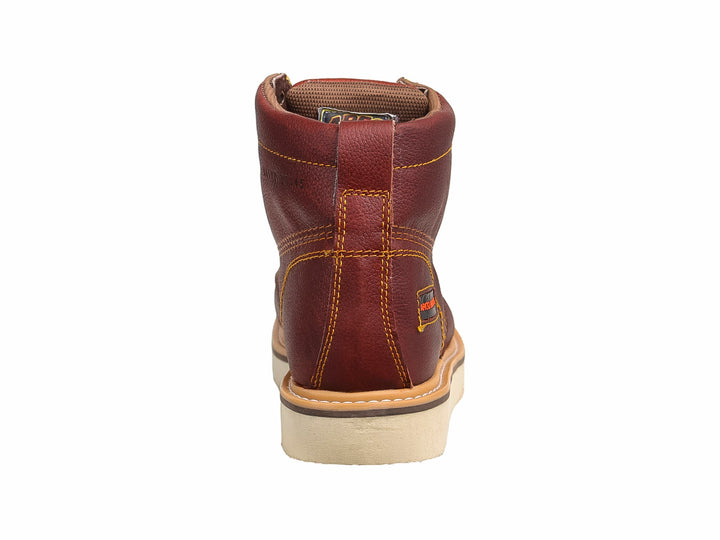 Bota de cuero color café con costuras contrastantes en amarillo y suela gruesa color beige.
