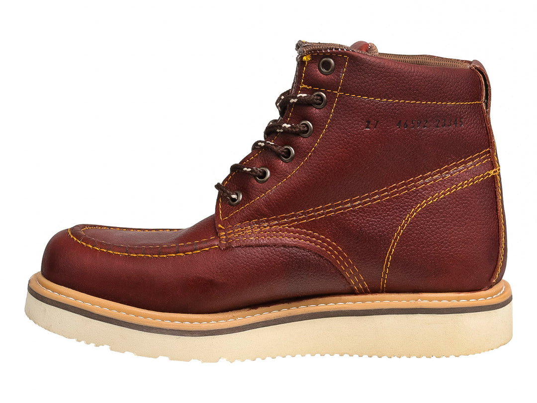 Bota de cuero color café con costuras contrastantes en amarillo y suela gruesa color beige.