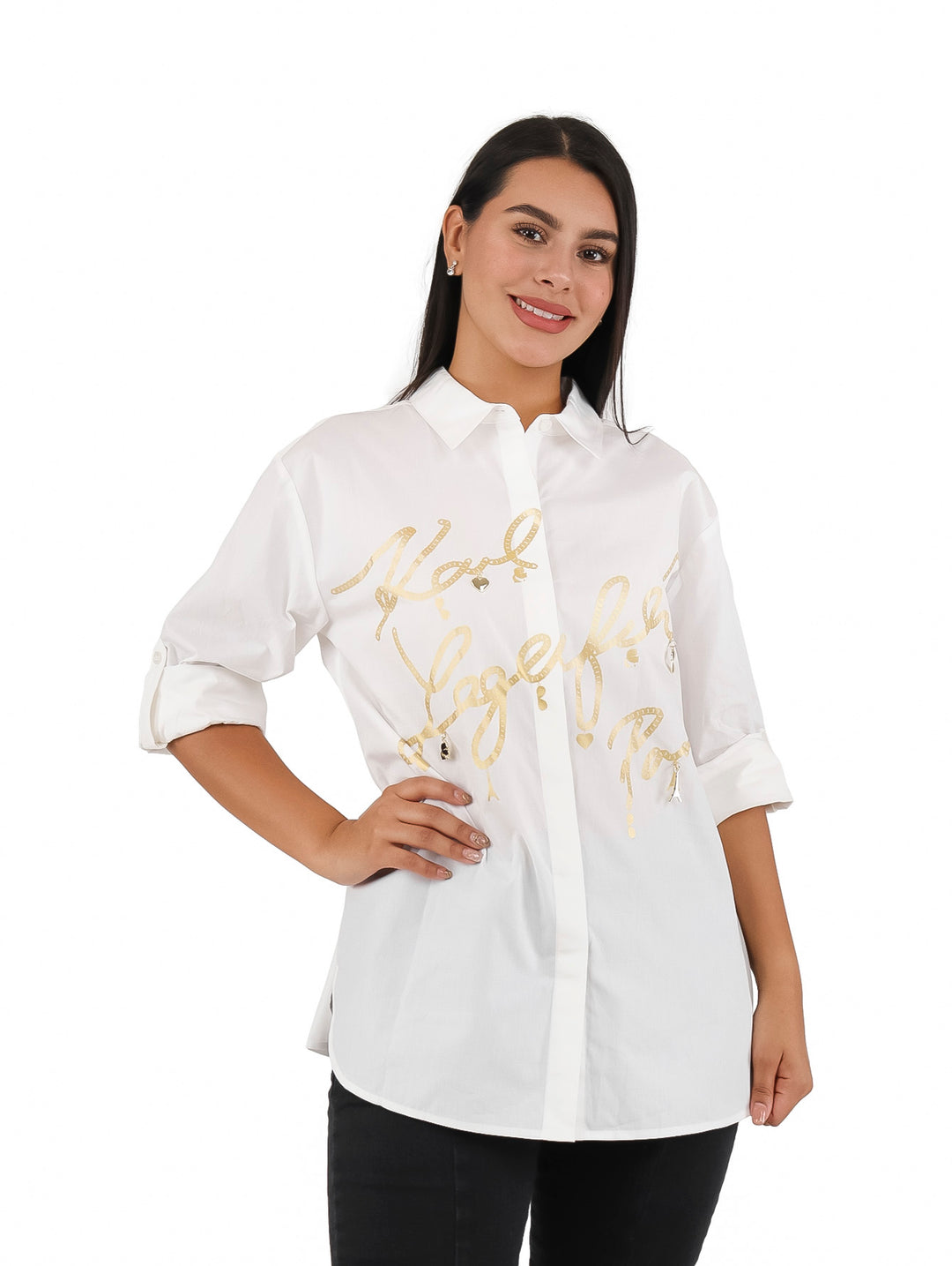 Camisa blanca de manga larga con diseño de letras doradas en el frente.