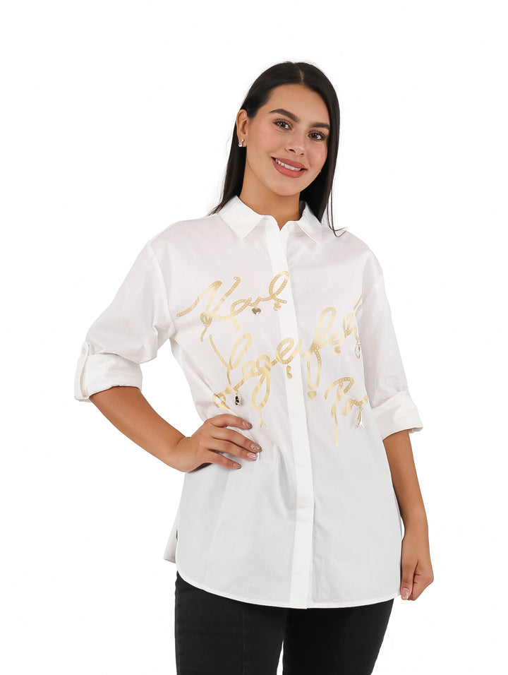 Camisa blanca de manga larga con diseño de letras doradas en el frente.