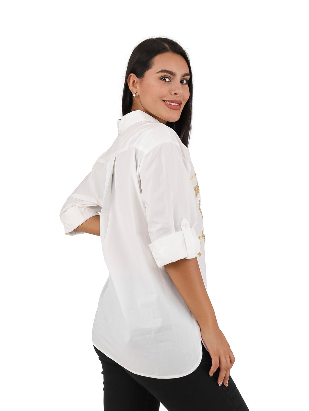 Camisa blanca de manga larga con diseño de letras doradas en el frente.