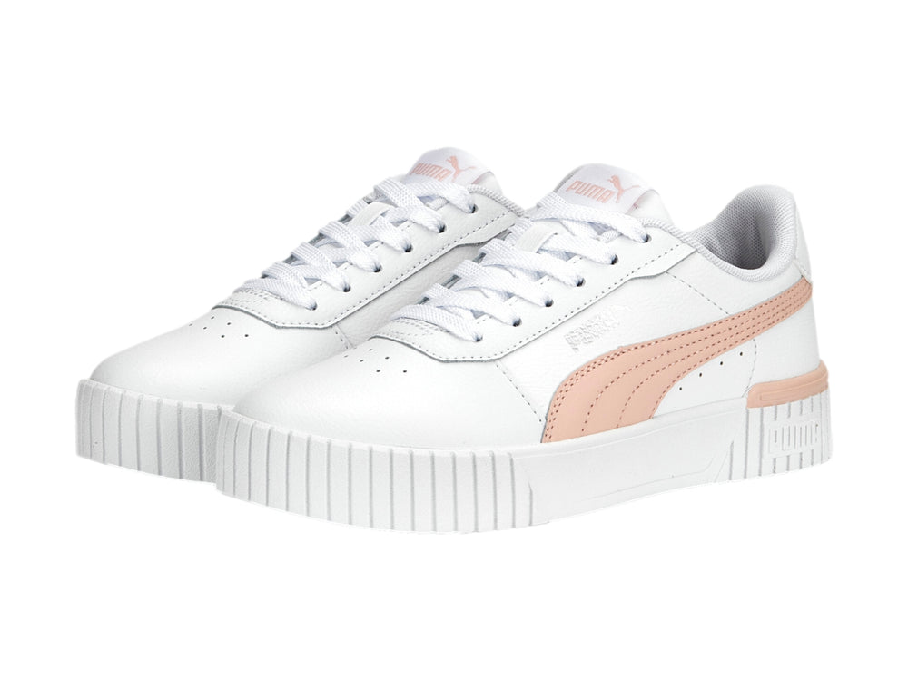 Tenis PUMA blancos con franja lateral y detalle en la suela color rosa palo.
