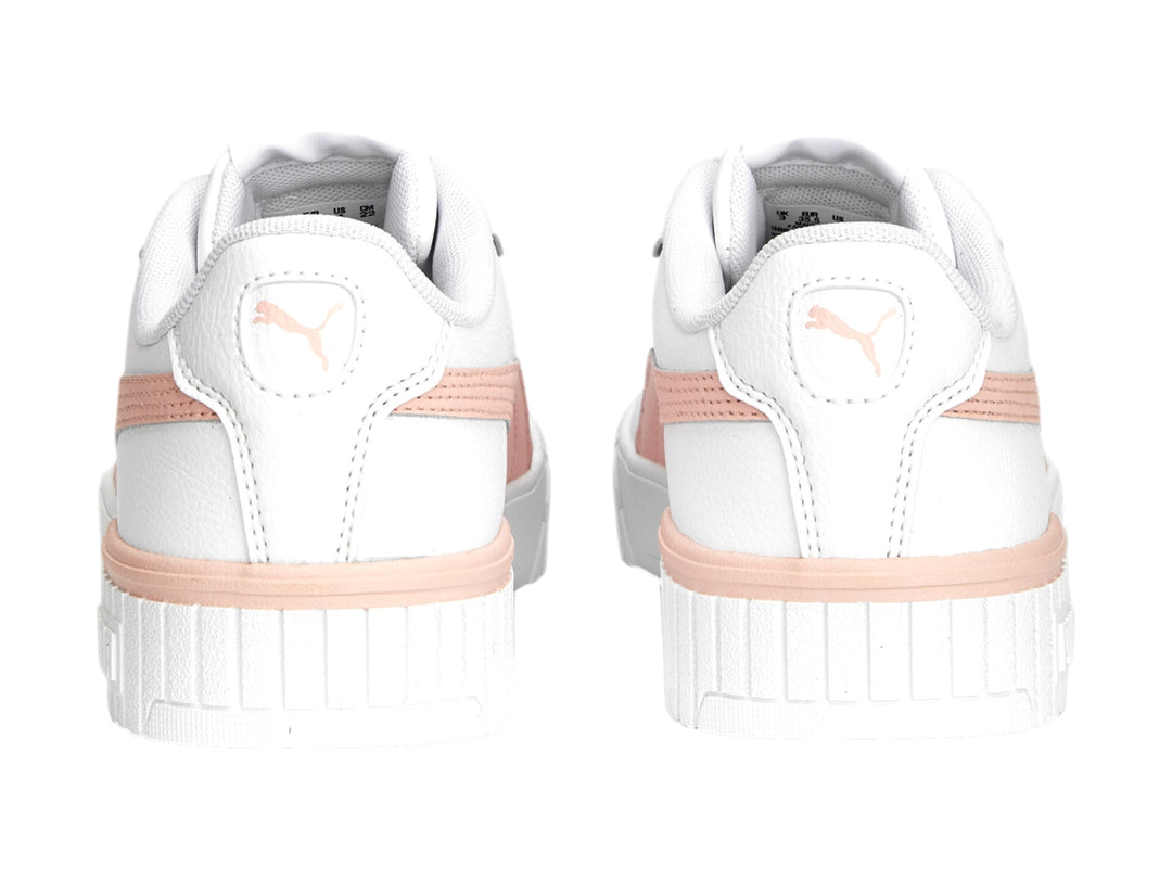 Tenis PUMA blancos con franja lateral y detalle en la suela color rosa palo.