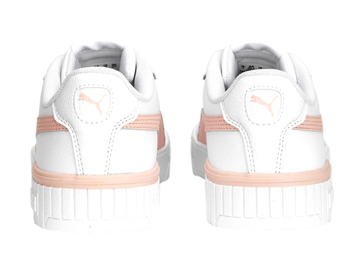 Tenis PUMA blancos con franja lateral y detalle en la suela color rosa palo.