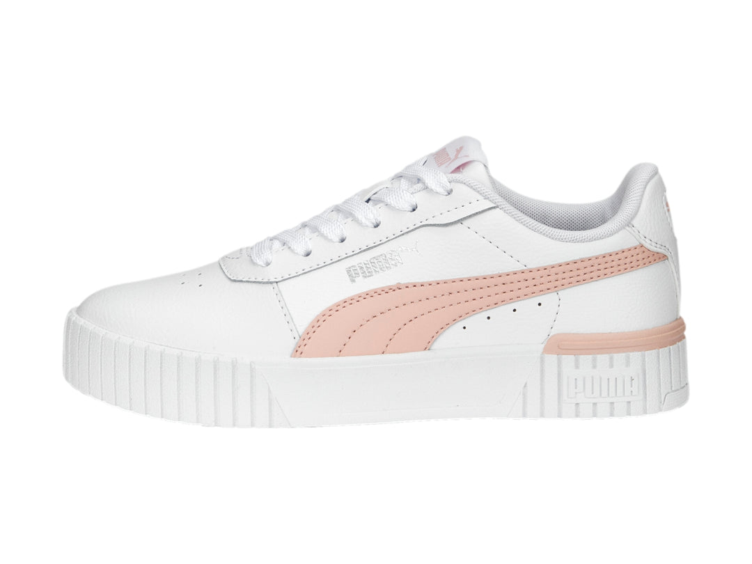 Tenis PUMA blancos con franja lateral y detalle en la suela color rosa palo.