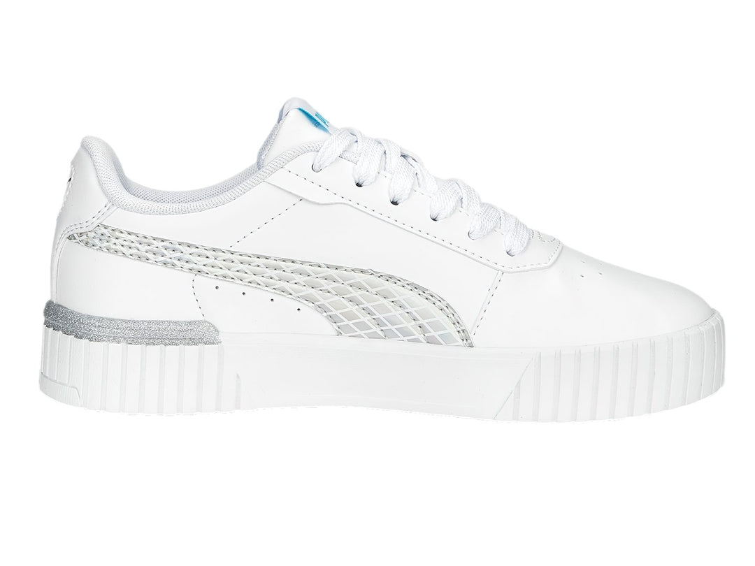 Tenis PUMA blancos para niños con detalles plateados brillantes y suela de plataforma blanca.