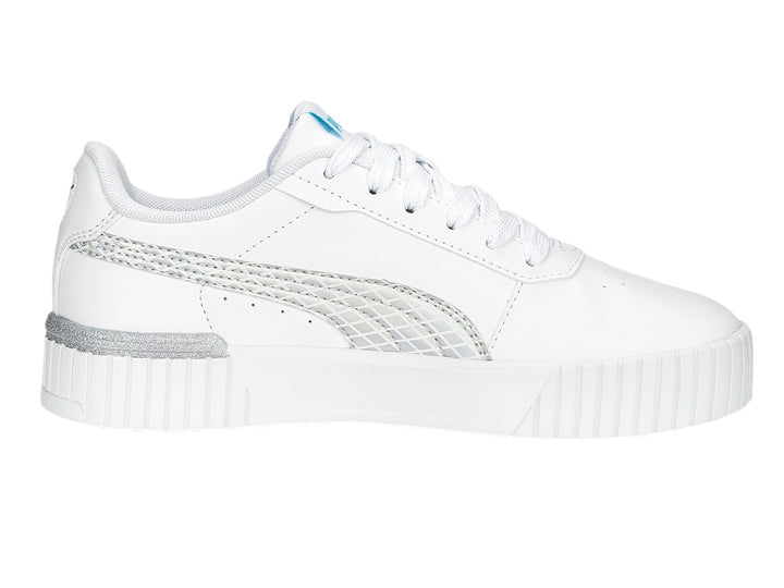 Tenis PUMA blancos para niños con detalles plateados brillantes y suela de plataforma blanca.