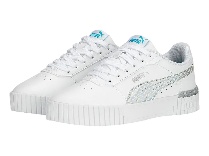 Tenis PUMA blancos para niños con detalles plateados brillantes y suela de plataforma blanca.