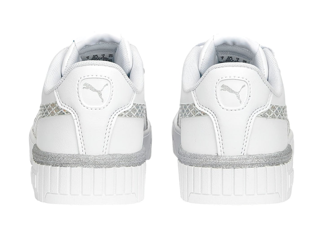 Tenis PUMA blancos para niños con detalles plateados brillantes y suela de plataforma blanca.