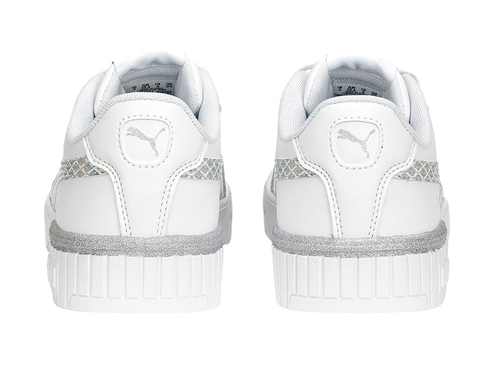 Tenis PUMA blancos para niños con detalles plateados brillantes y suela de plataforma blanca.
