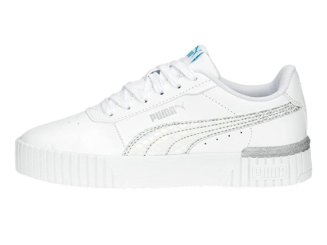 Tenis PUMA blancos para niños con detalles plateados brillantes y suela de plataforma blanca.