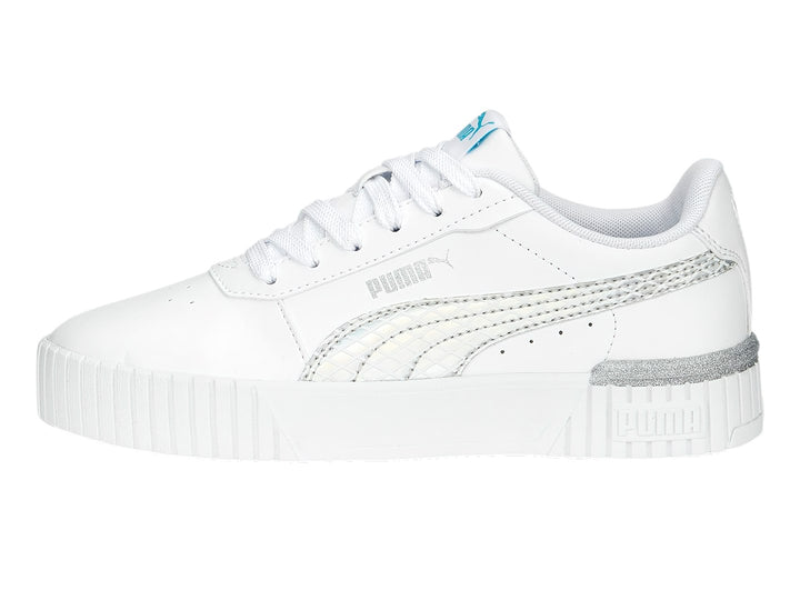 Tenis PUMA blancos para niños con detalles plateados brillantes y suela de plataforma blanca.