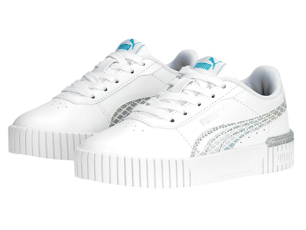 Tenis PUMA Carina 2.0 Mermaid PS color blanco con detalles plateados brillantes y suela blanca.