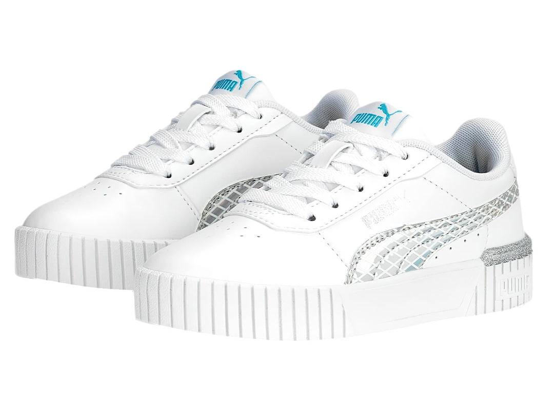 Tenis PUMA Carina 2.0 Mermaid PS color blanco con detalles plateados brillantes y suela blanca.