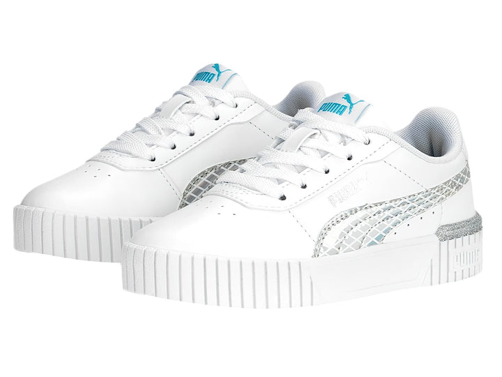 Tenis PUMA Carina 2.0 Mermaid PS color blanco con detalles plateados brillantes y suela blanca.
