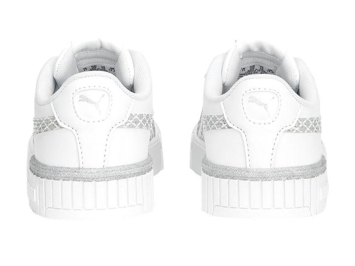 Tenis PUMA Carina 2.0 Mermaid PS color blanco con detalles plateados brillantes y suela blanca.