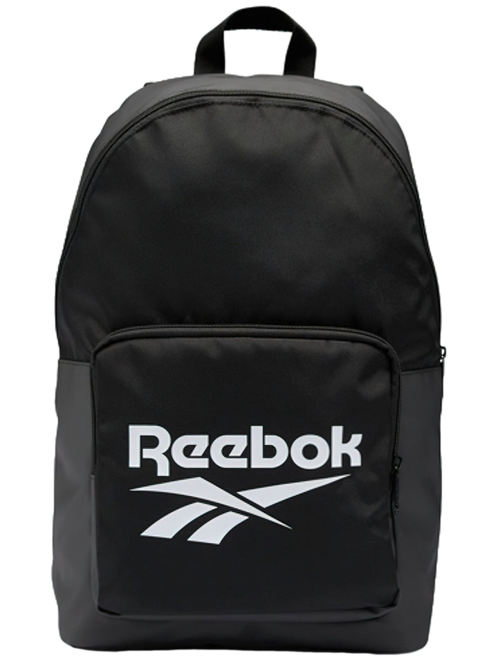 Mochila deportiva Reebok de color negro con logotipo blanco en el bolsillo frontal y asa superior.