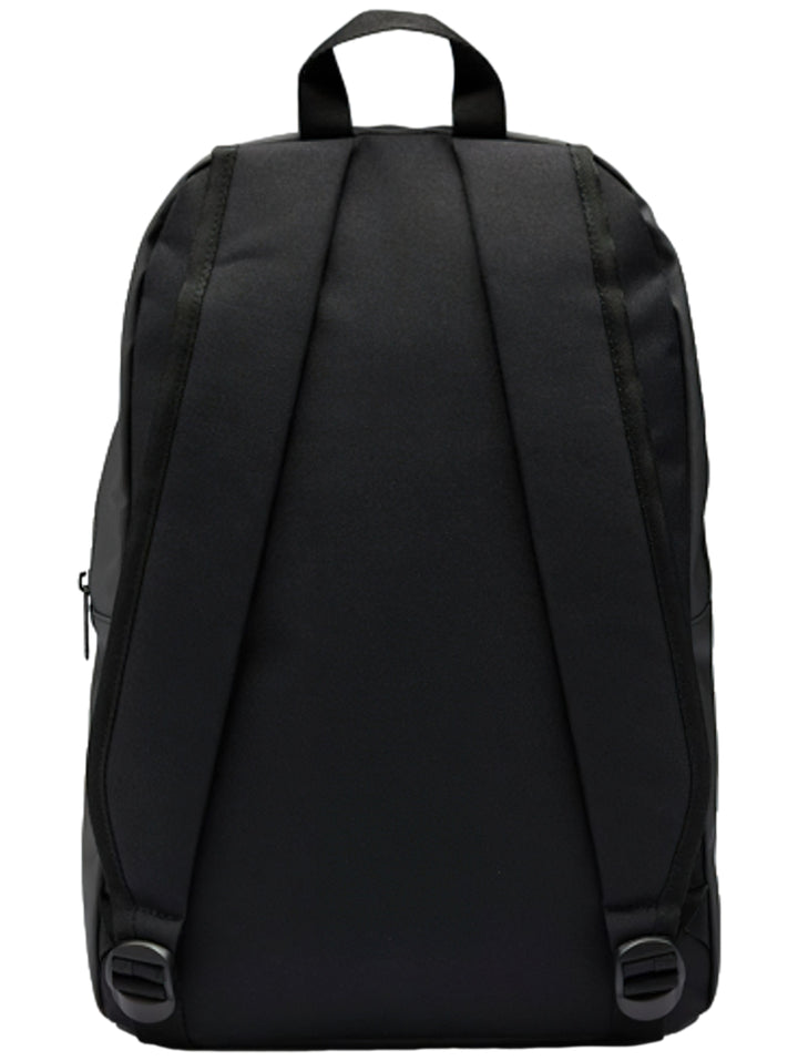 Mochila deportiva Reebok de color negro con logotipo blanco en el bolsillo frontal y asa superior.