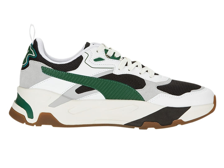 Tenis PUMA Trinity en colores blanco, verde y negro con suela robusta color café.