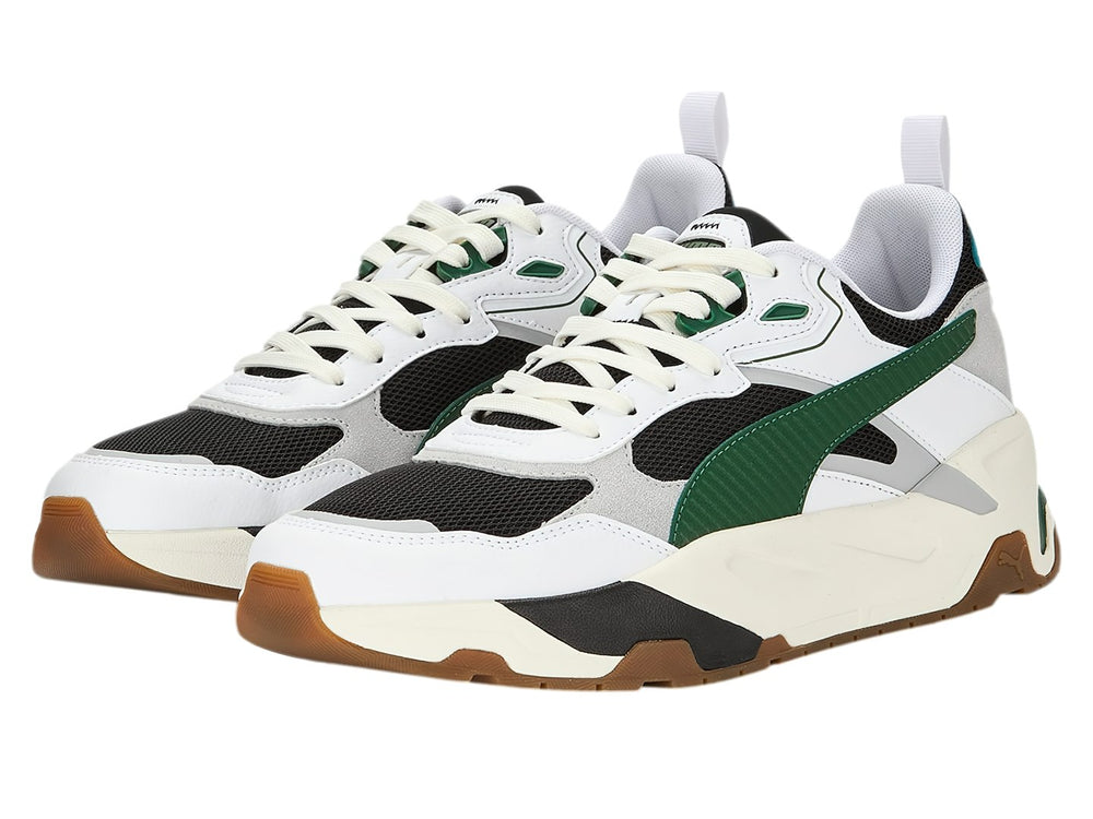 Tenis PUMA Trinity en colores blanco, verde y negro con suela robusta color café.