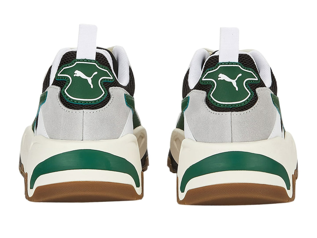 Tenis PUMA Trinity en colores blanco, verde y negro con suela robusta color café.