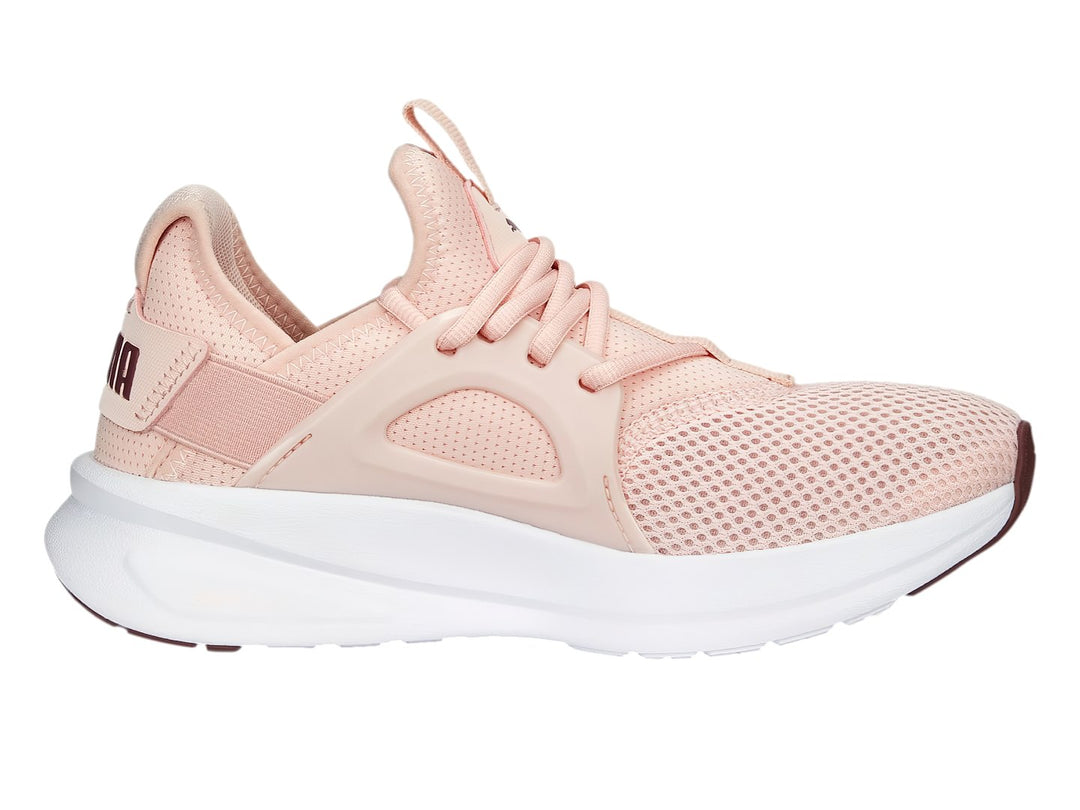 Tenis deportivos PUMA color rosa Rose Dust con suela blanca y malla transpirable.