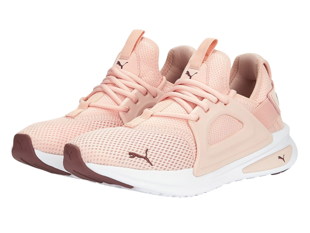 Tenis deportivos PUMA color rosa Rose Dust con suela blanca y malla transpirable.
