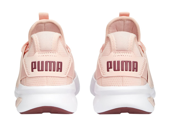 Tenis deportivos PUMA color rosa Rose Dust con suela blanca y malla transpirable.