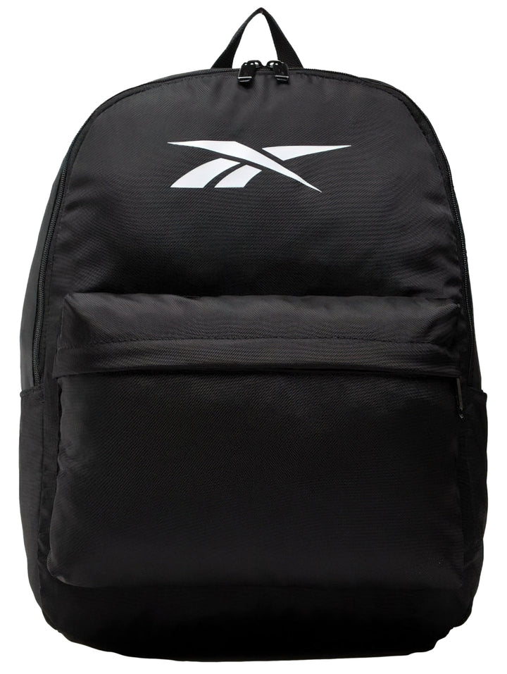 Mochila deportiva Reebok de color negro con logotipo blanco en el frente y un bolsillo exterior.