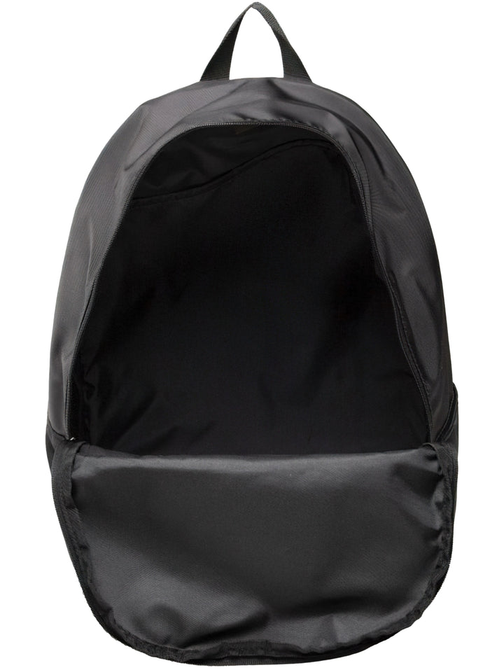 Mochila deportiva Reebok de color negro con logotipo blanco en el frente y un bolsillo exterior.