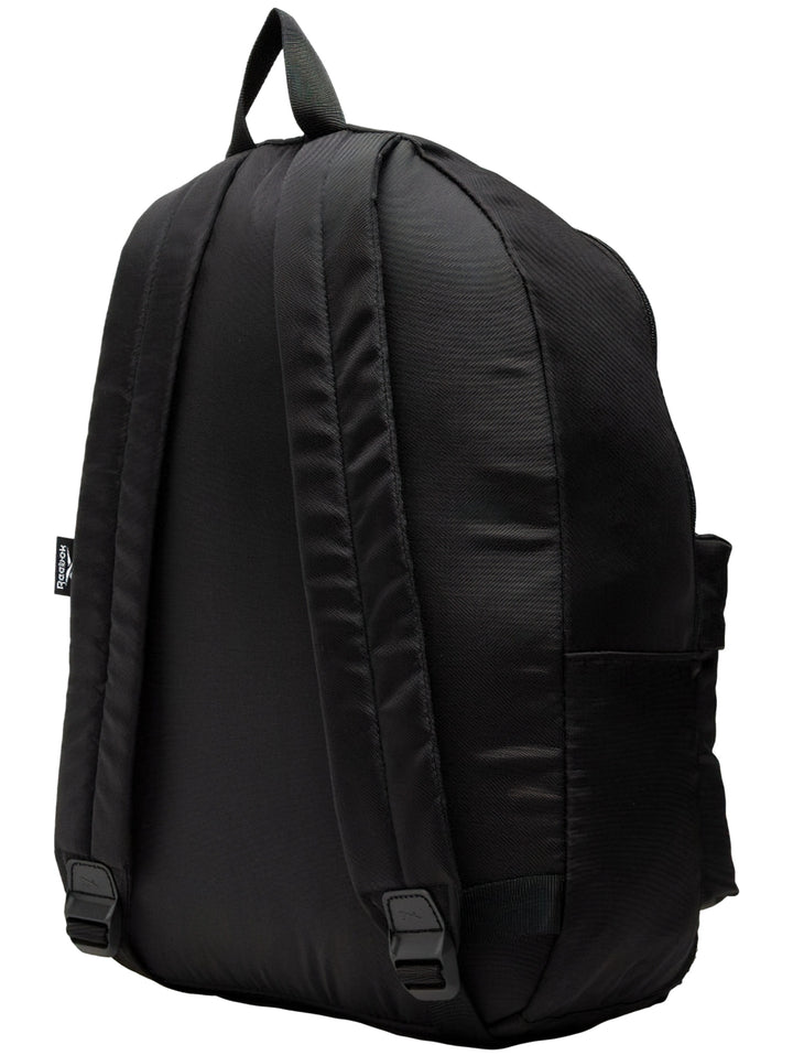 Mochila deportiva Reebok de color negro con logotipo blanco en el frente y un bolsillo exterior.