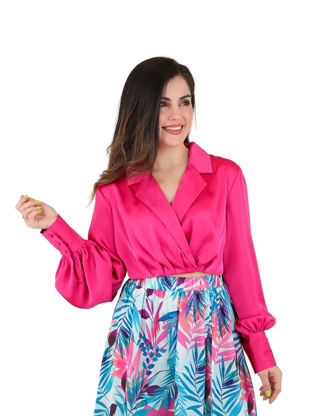 Camisa de manga larga color rosa fucsia con acabado brillante y cuello.