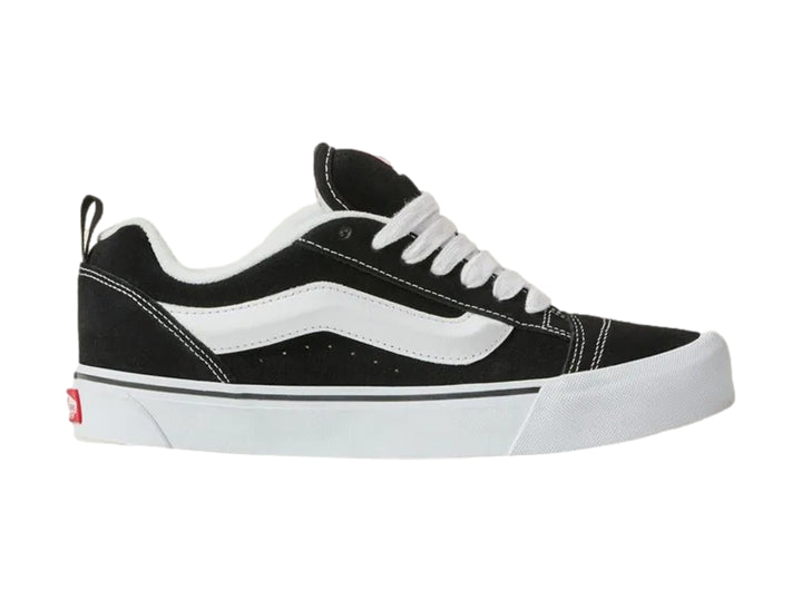 Tenis Vans Knu Skool color negro con franja lateral blanca y suela blanca.