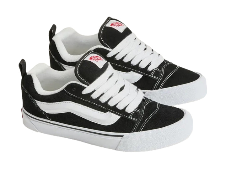 Tenis Vans Knu Skool color negro con franja lateral blanca y suela blanca.