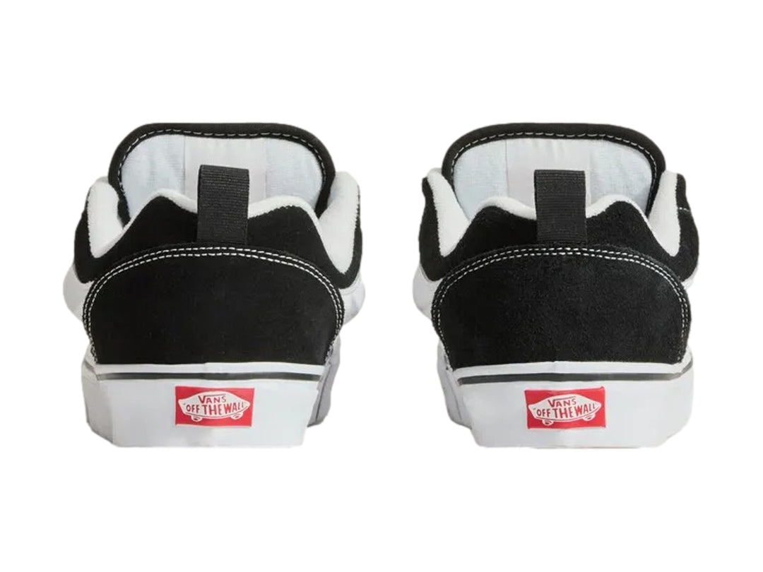Tenis Vans Knu Skool color negro con franja lateral blanca y suela blanca.