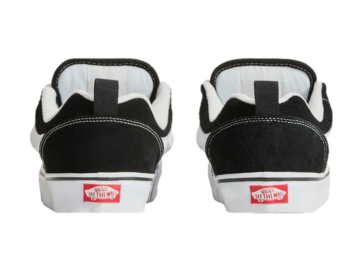 Tenis Vans Knu Skool color negro con franja lateral blanca y suela blanca.