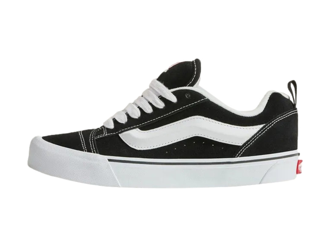 Tenis Vans Knu Skool color negro con franja lateral blanca y suela blanca.