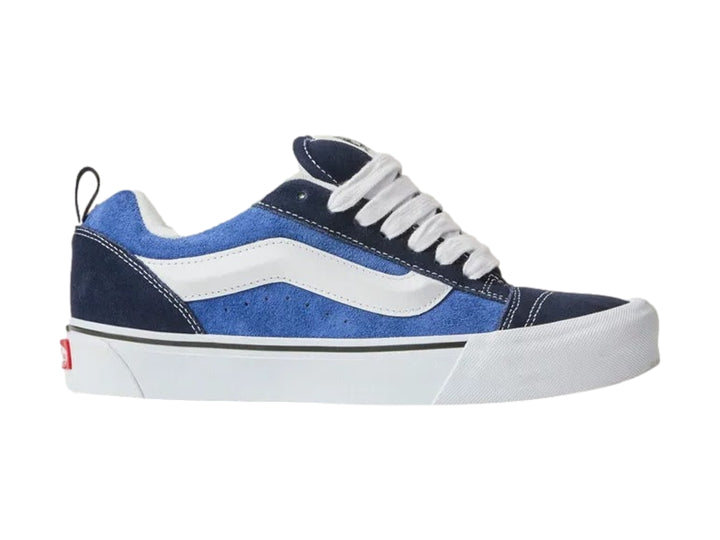 Tenis Vans Knu Skool color azul marino y blanco con suela gruesa y cordones blancos.