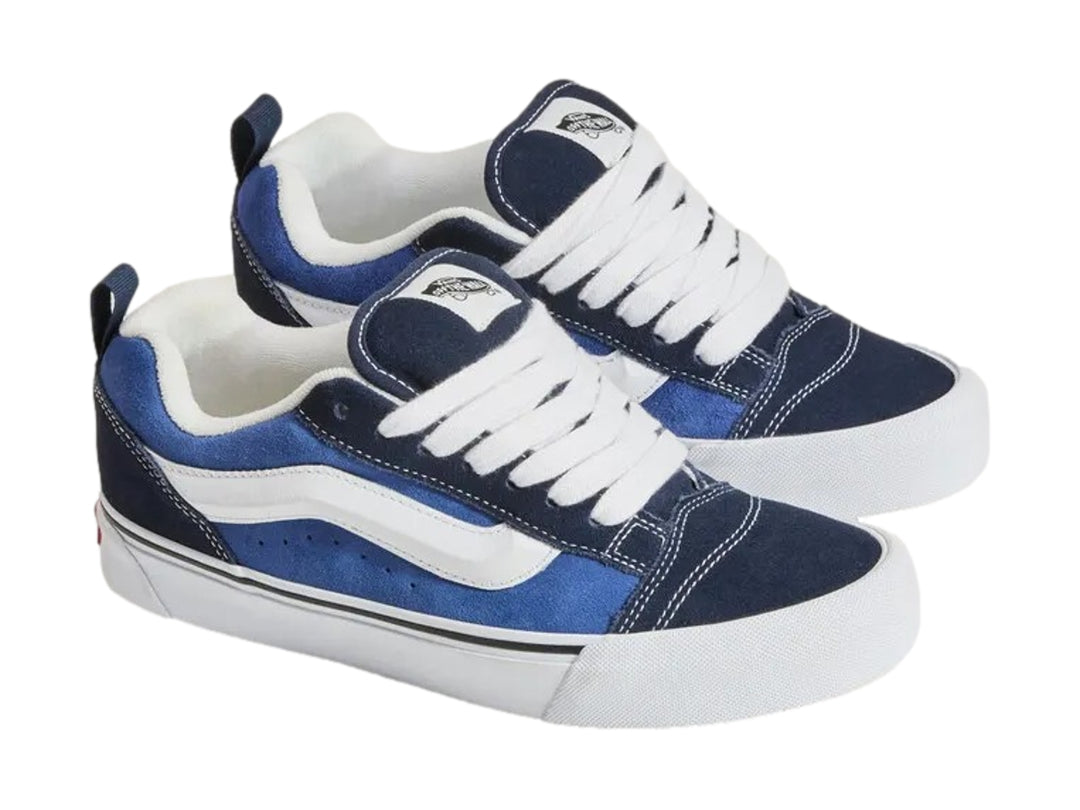 Tenis Vans Knu Skool color azul marino y blanco con suela gruesa y cordones blancos.