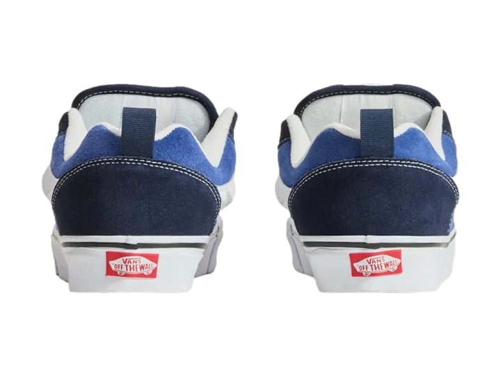 Tenis Vans Knu Skool color azul marino y blanco con suela gruesa y cordones blancos.