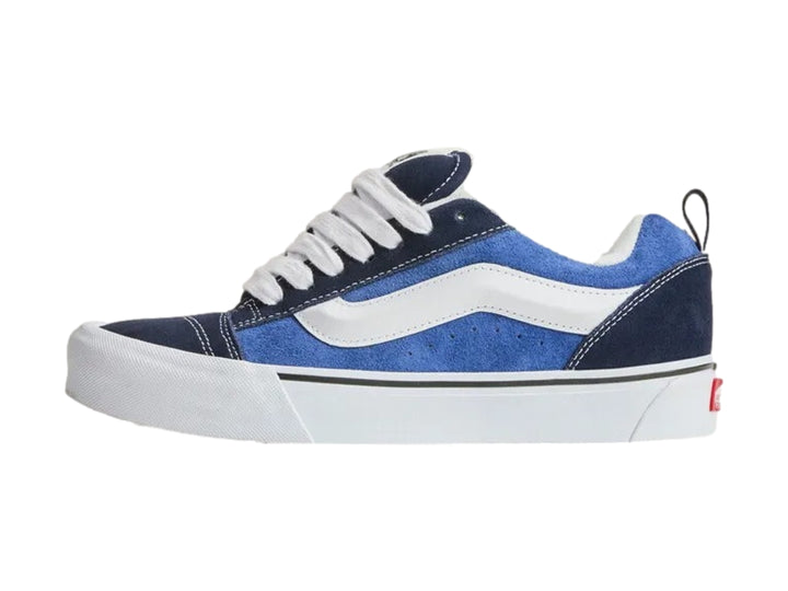 Tenis Vans Knu Skool color azul marino y blanco con suela gruesa y cordones blancos.