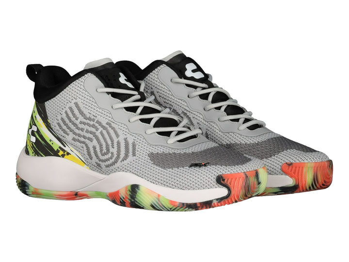 Par de tenis Charly para baloncesto en color gris con detalles multicolores en la suela y talón.