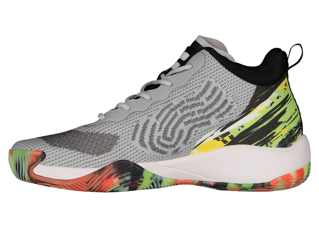 Par de tenis Charly para baloncesto en color gris con detalles multicolores en la suela y talón.