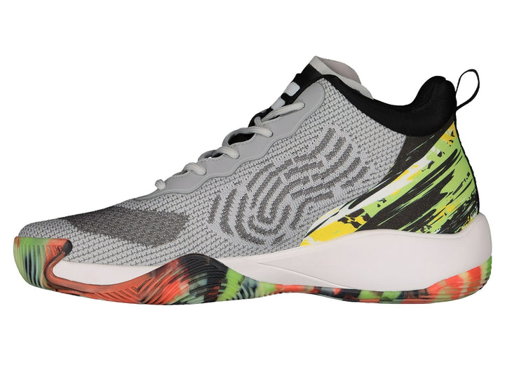 Par de tenis Charly para baloncesto en color gris con detalles multicolores en la suela y talón.