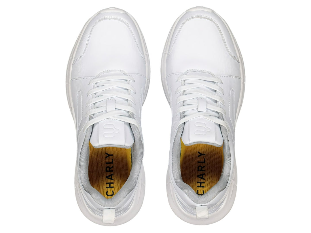 Par de tenis deportivos Charly color blanco con suela y forro interior en color gris.