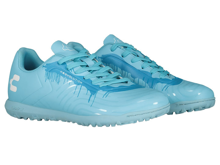Par de zapatos de fútbol Charly color azul claro con suela para pasto sintético.
