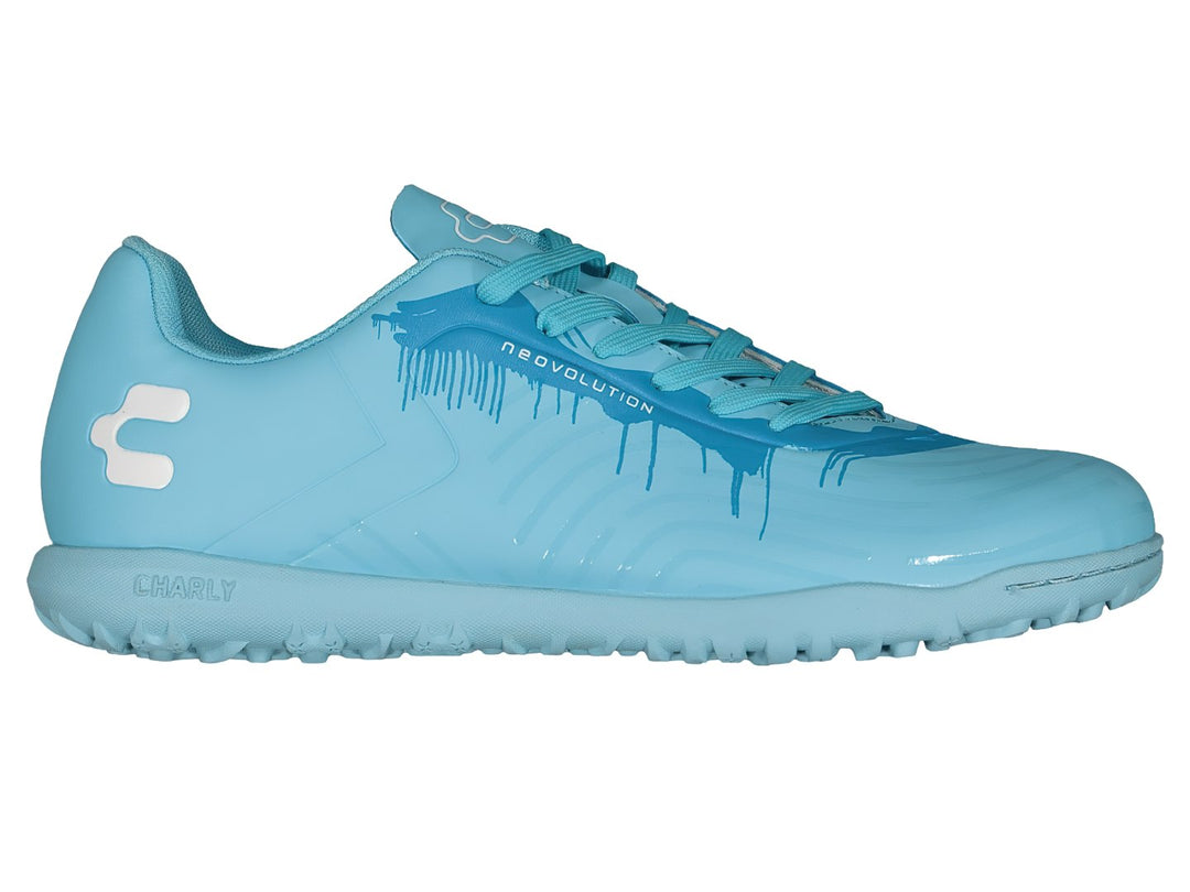 Par de zapatos de fútbol Charly color azul claro con suela para pasto sintético.