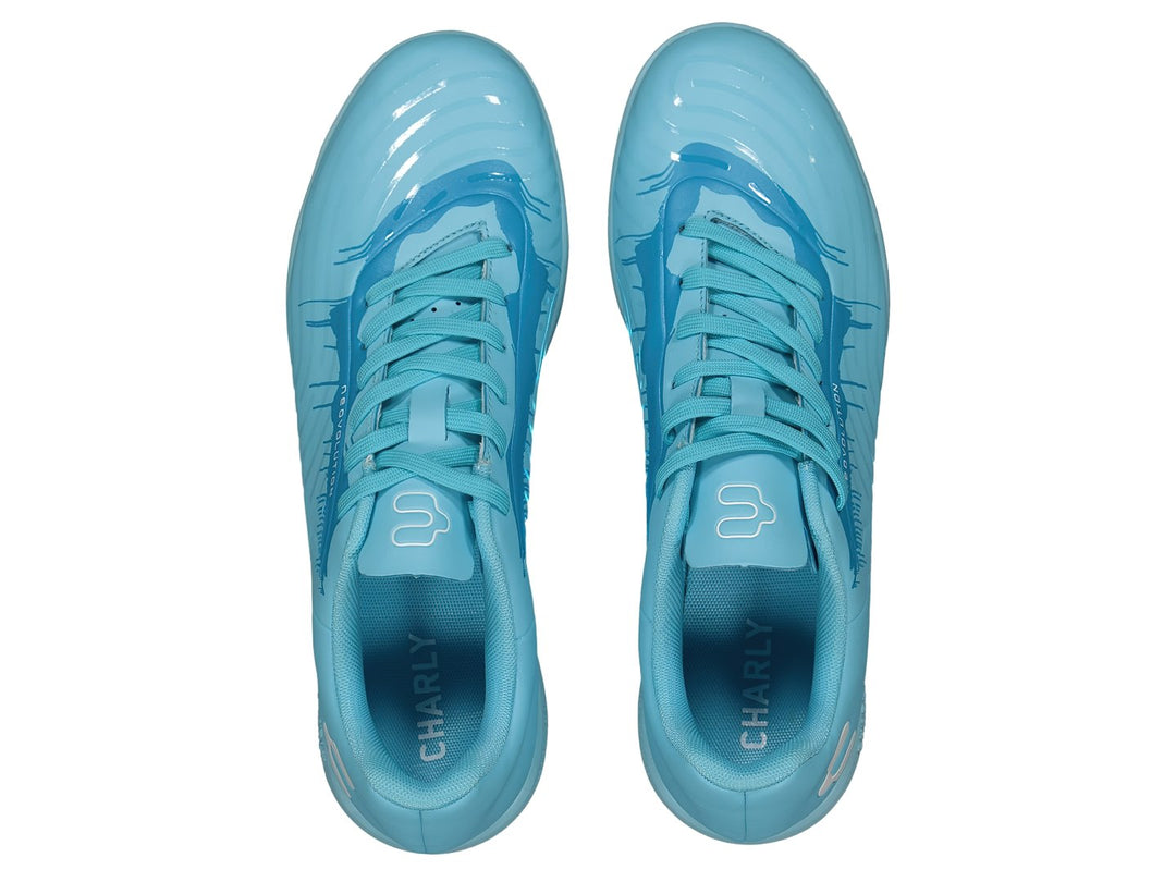 Par de zapatos de fútbol Charly color azul claro con suela para pasto sintético.