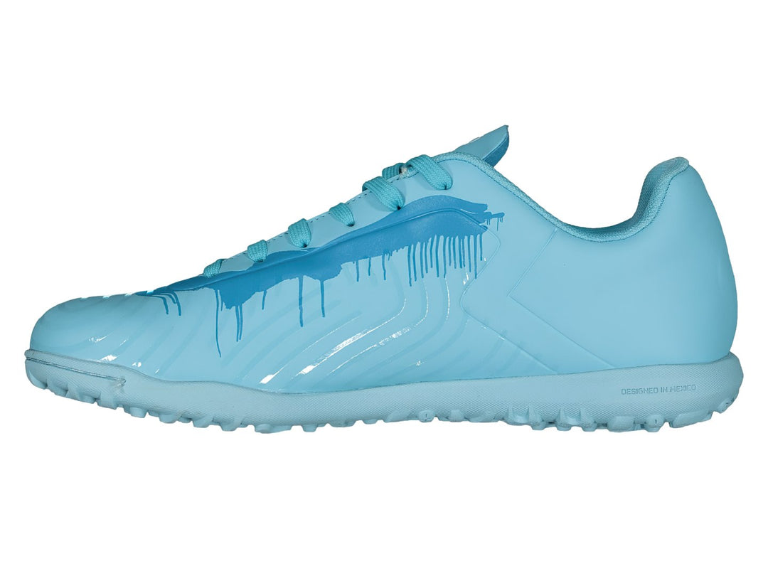 Par de zapatos de fútbol Charly color azul claro con suela para pasto sintético.